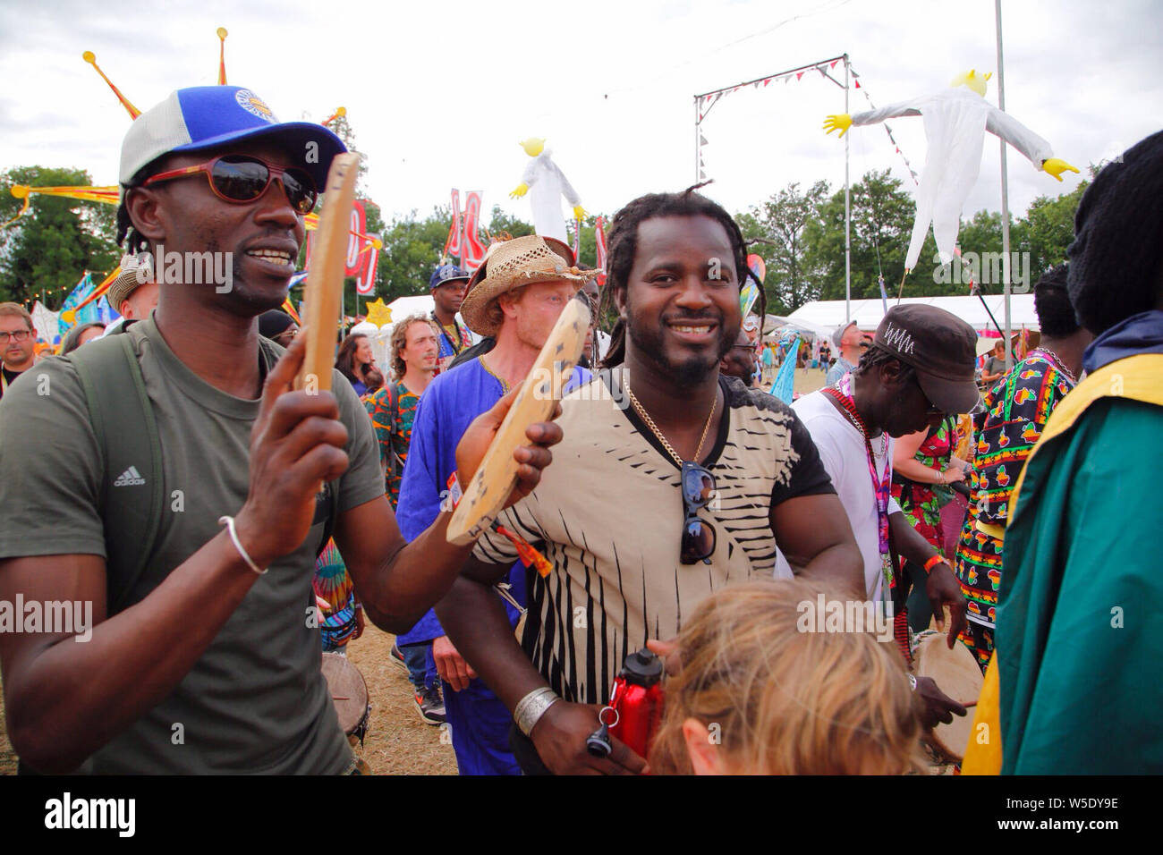 Malmesbury, Wiltshire, Royaume-Uni. 28 juillet 2019. Dimanche après-midi, à la période de carnaval est festival Womad et cette procession années dans la foule est une célébration du 50e anniversaire de la lune. - Womad World of Music, Arts and Dance festival qui a eu lieu dans le magnifique parc du Charlton Park. Credit : Wayne Farrell/Alamy Live News Banque D'Images Malmesbury, Wiltshire, Royaume-Uni. 28 juillet 2019. Dimanche après-midi, à la période de carnaval est festival Womad et cette procession années dans la foule est une célébration du 50e anniversaire de la lune. - Womad World of Music, Arts and Dance festival qui a eu lieu dans le magnifique parc du Charlton Park. Credit : Wayne Farrell/Alamy Live News Banque D'Images
