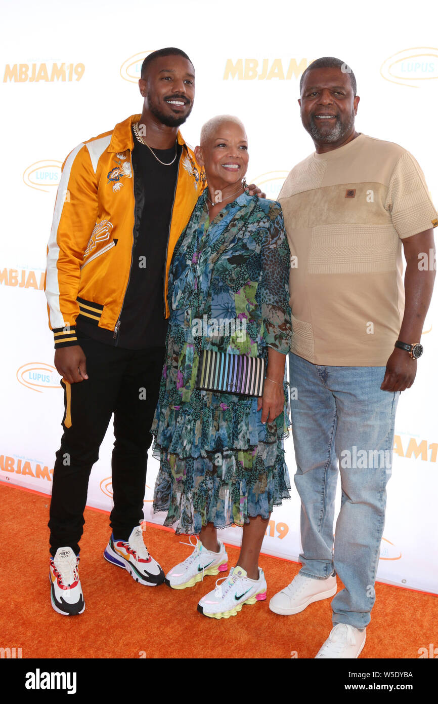 Le 27 juillet 2019, Los Angeles, CA, USA : LOS ANGELES - jan 27 : Michael B. Jordan, Donna Jordan, Michael A. Jordan à la 3e réunion annuelle des MBJAM19 à la Dave & Busters le 27 juillet 2019 à Los Angeles, CA (crédit Image : © Kay Blake/Zuma sur le fil) Banque D'Images