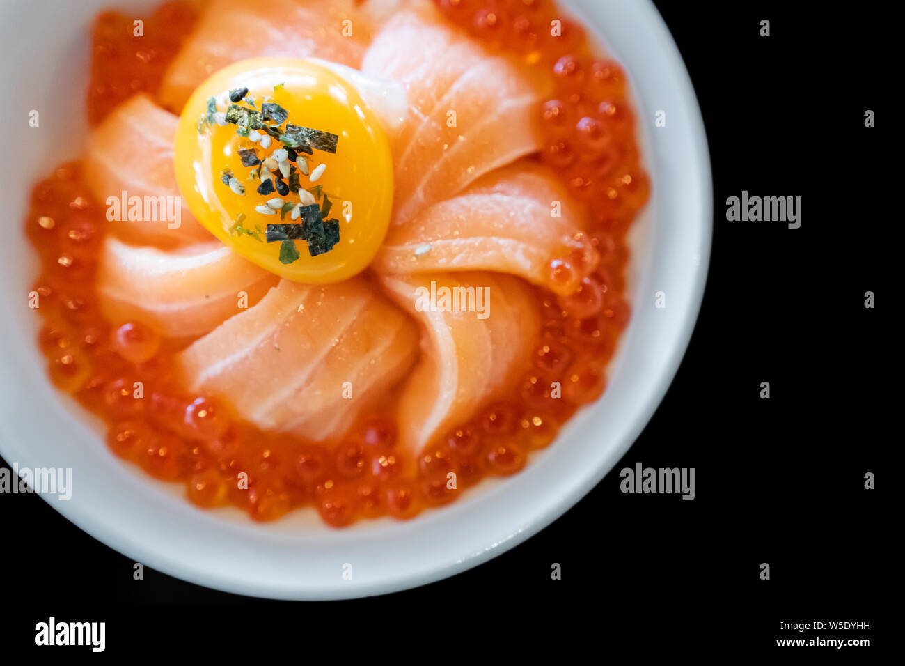 Donburi avec du saumon et des oeufs de saumon Banque D'Images