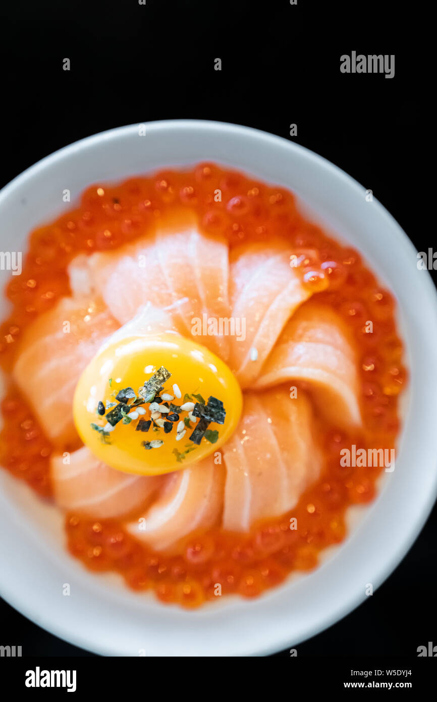 Donburi avec du saumon et des oeufs de saumon Banque D'Images