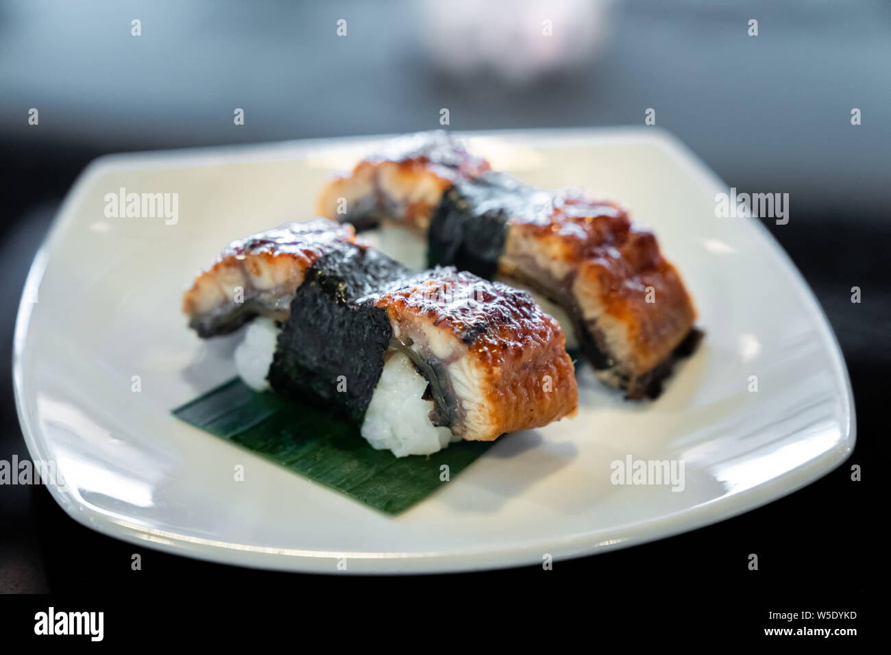 L'anguille Unagi sushi, la cuisine japonaise traditionnelle, on white plate Banque D'Images