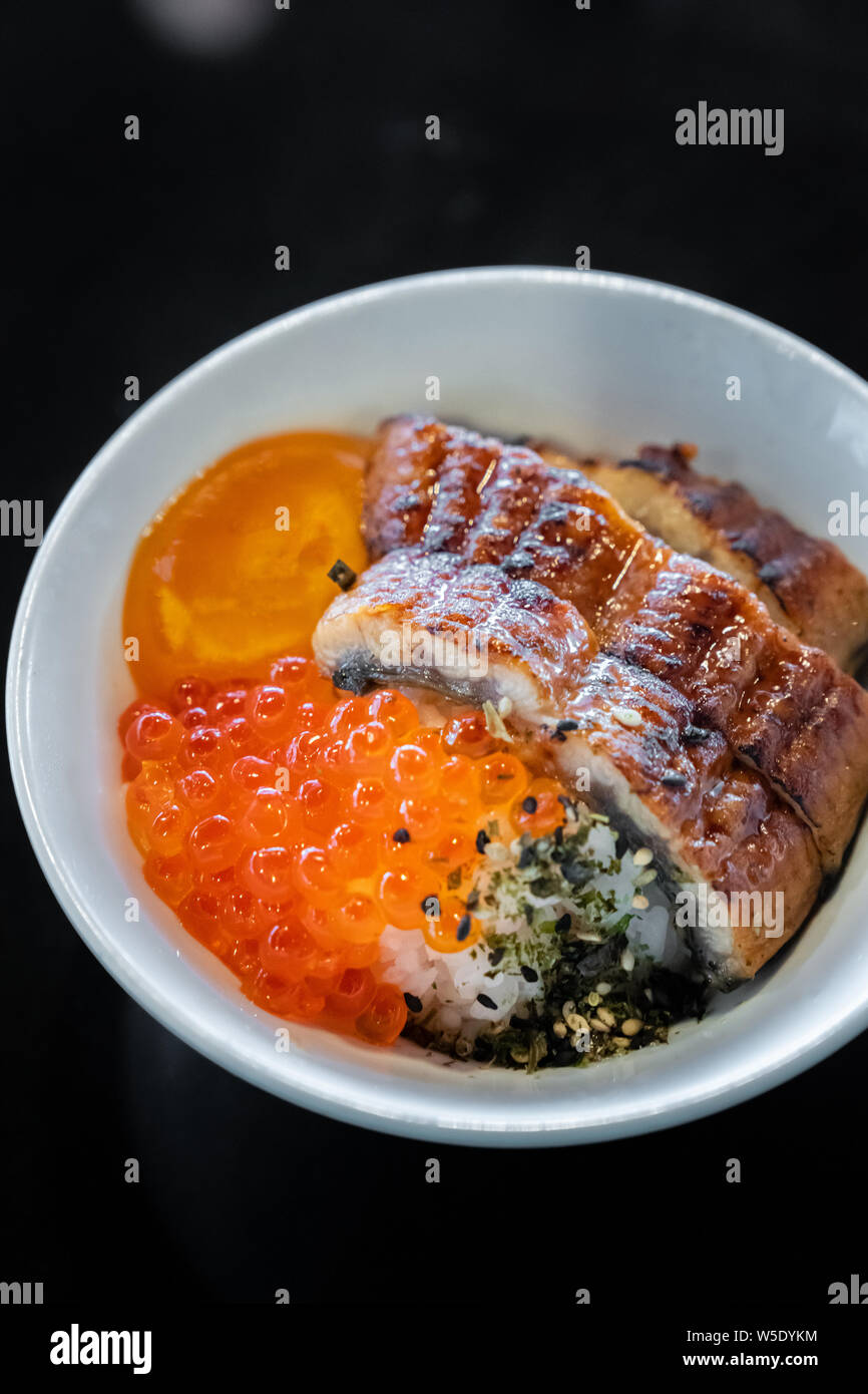Unagi don Donburi avec oeufs de saumon et d'œufs Banque D'Images
