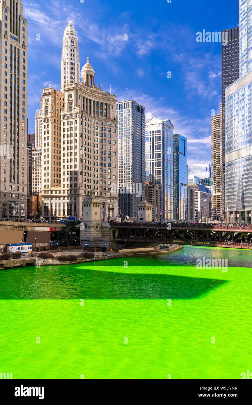L'horizon de Chicago situé le long de la rivière de la teinture verte de la rivière Chicago sur St Patrick day festival à Chicago IL États-unis Banque D'Images