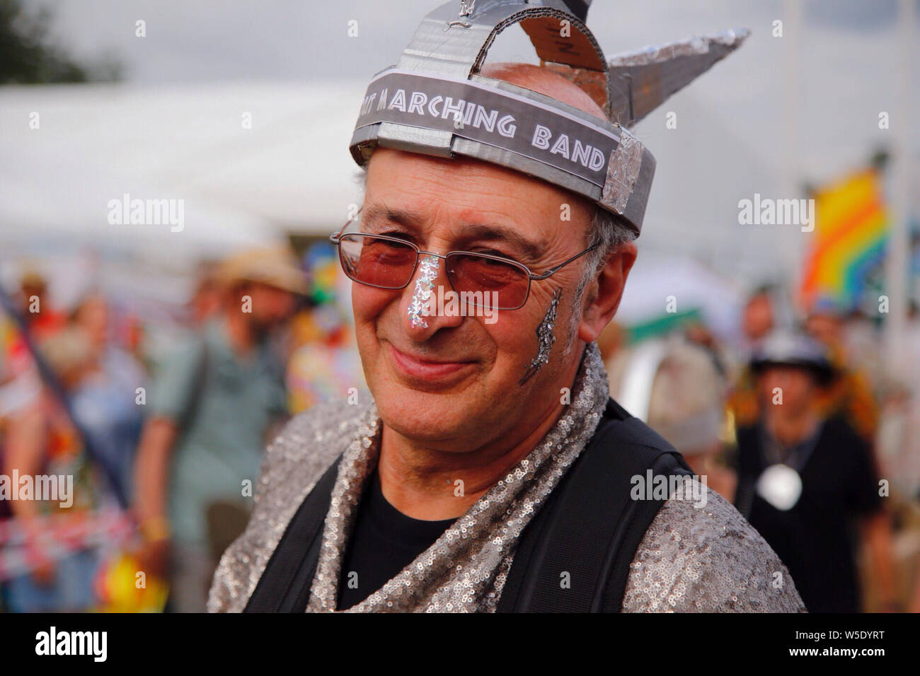 Malmesbury, Wiltshire, Royaume-Uni. 28 juillet 2019.dimanche après-midi au festival Womad est le carnaval et cette procession années dans la foule est une célébration du 50e anniversaire de la lune. - Womad World of Music, Arts and Dance festival qui a eu lieu dans le magnifique parc du Charlton Park. Credit : Casper Farrell/Alamy Live News Banque D'Images Malmesbury, Wiltshire, Royaume-Uni. 28 juillet 2019.dimanche après-midi au festival Womad est le carnaval et cette procession années dans la foule est une célébration du 50e anniversaire de la lune. - Womad World of Music, Arts and Dance festival qui a eu lieu dans le magnifique parc du Charlton Park. Credit : Casper Farrell/Alamy Live News Banque D'Images