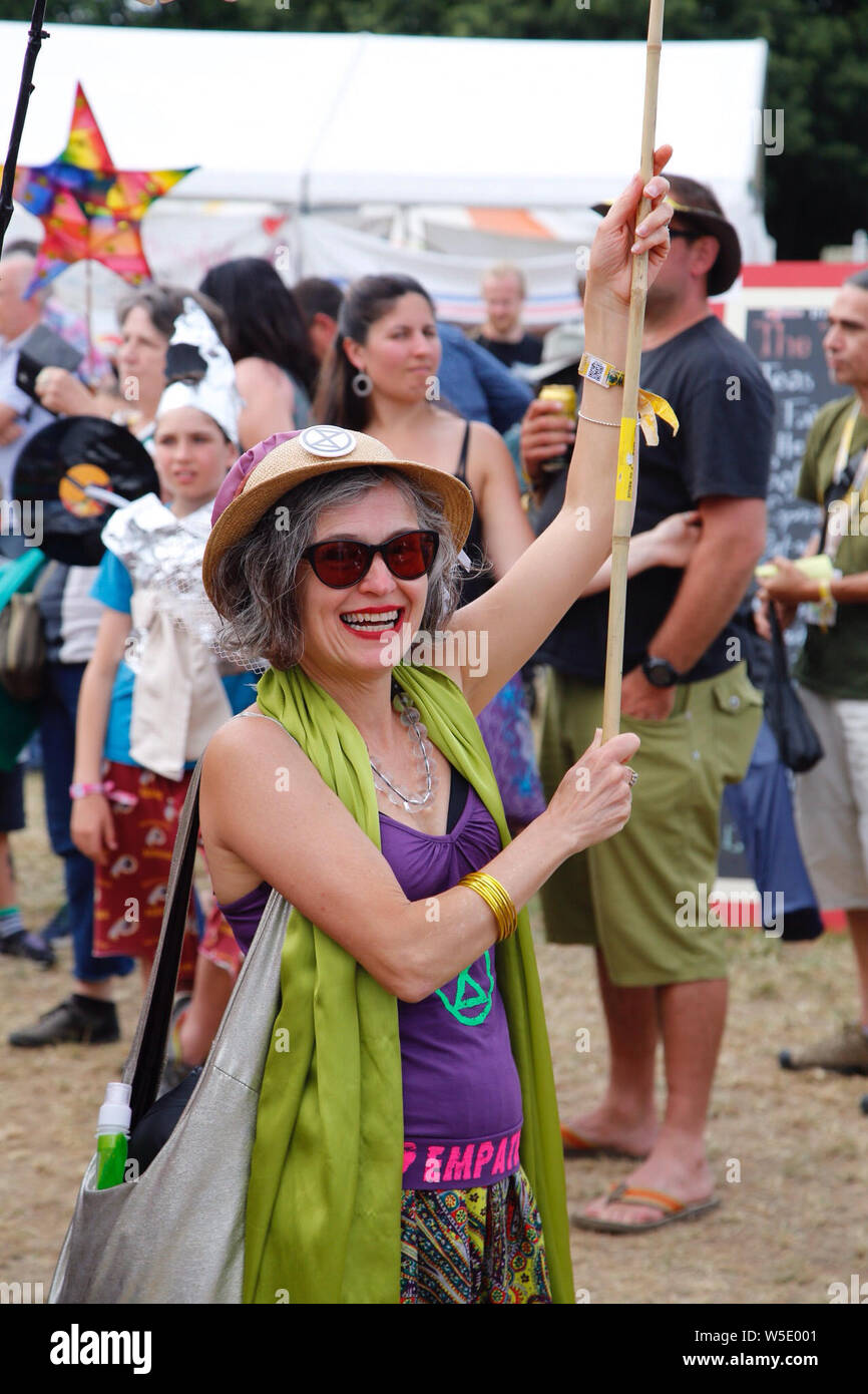 Malmesbury, Wiltshire, Royaume-Uni. 28 juillet 2019. Dimanche après-midi, à la période de carnaval est festival Womad et cette procession années dans la foule est une célébration du 50e anniversaire de la lune. - Womad World of Music, Arts and Dance festival qui a eu lieu dans le magnifique parc du Charlton Park. Credit : Casper Farrell/Alamy Live News Banque D'Images