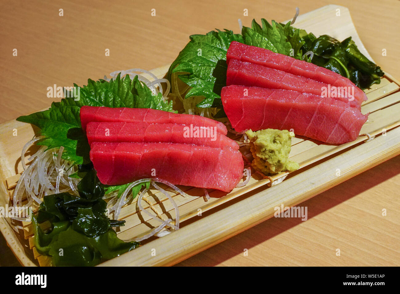 Tranches de thon cru sashimi, un repas traditionnel japonais. Banque D'Images