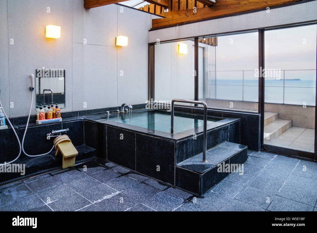 Bain de source chaude japonais (onsen) Banque D'Images