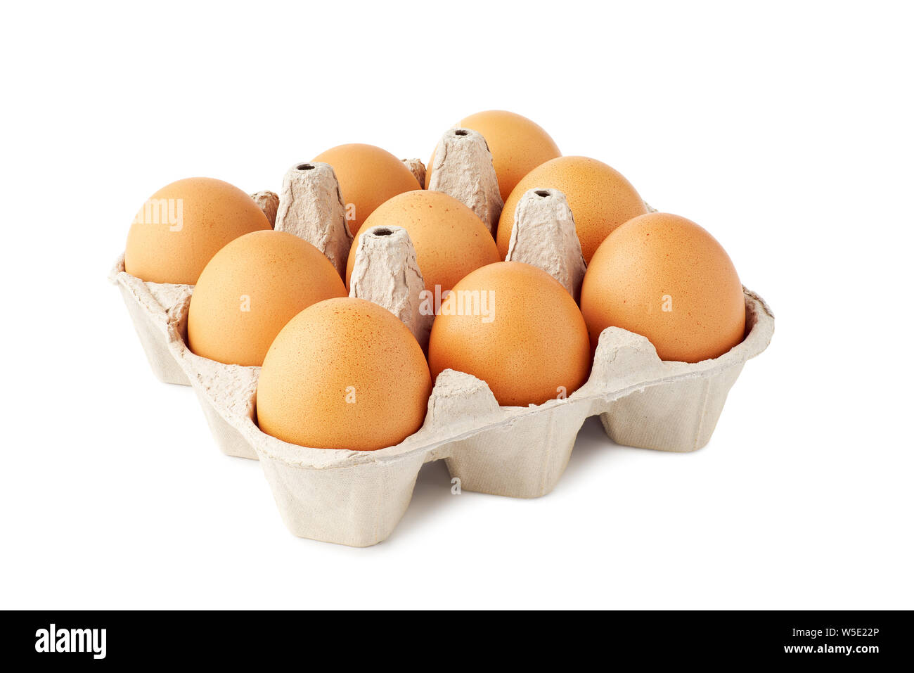 Brown neuf œufs frais dans le bac de détail on white Banque D'Images