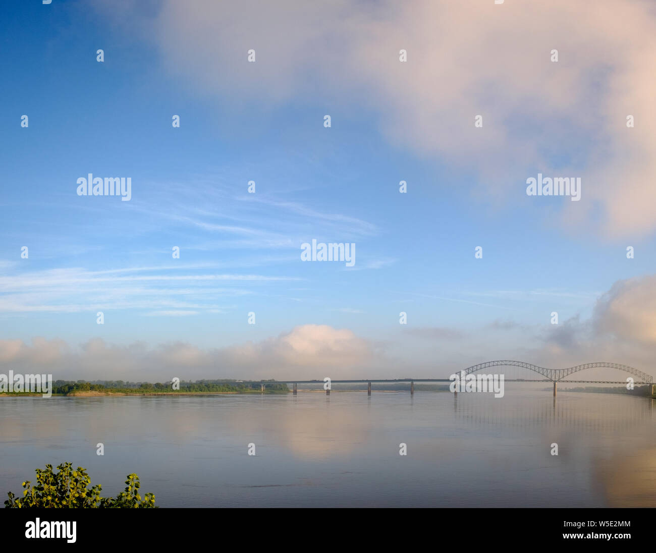 Tôt le matin, photo de l'Interstate 40 pont sur le fleuve Mississippi. Banque D'Images