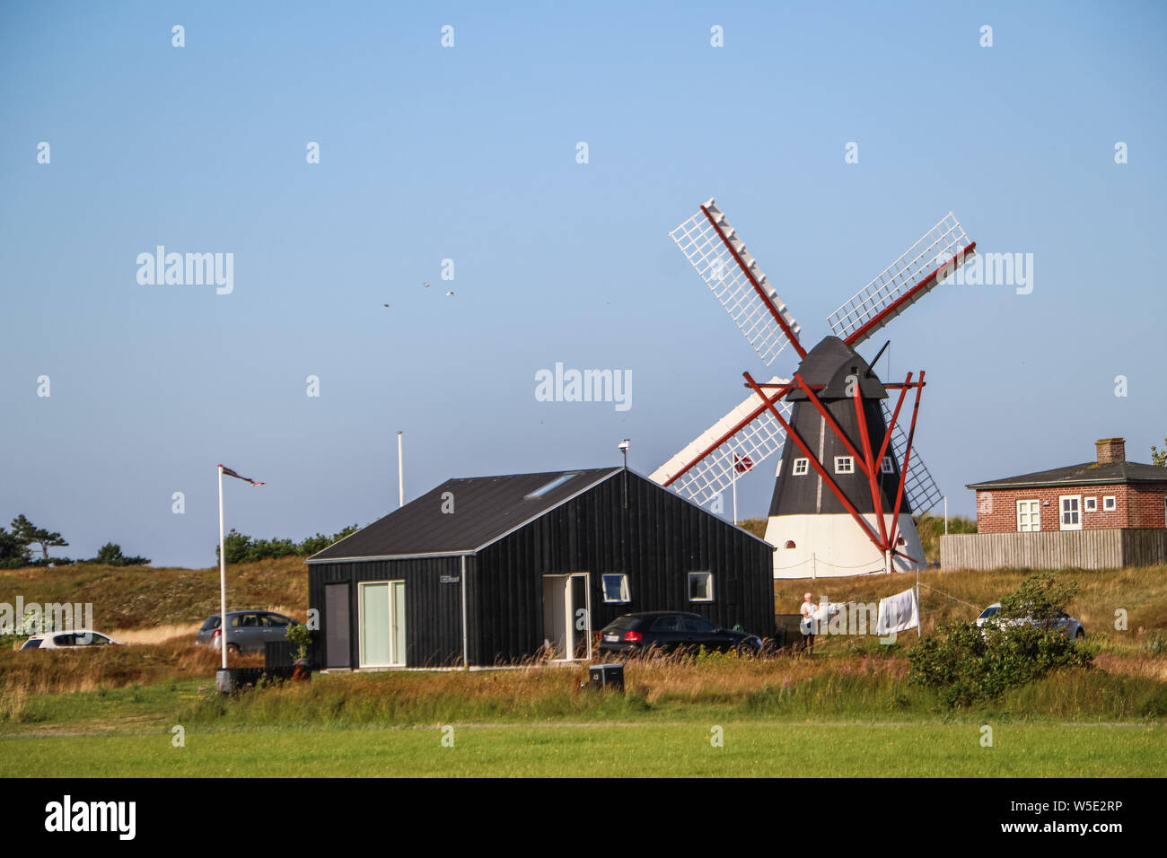 Mando Island, au Danemark. Juillet 27th, 2019 Ancien moulin à vent est vu sur l'île de Mando, Danemark le 27 juillet 2019 mand¿ est l'une des îles de la mer des Wadden danoise au large de la côte sud-ouest du Jutland, au Danemark dans la mer des Wadden, (mer du Nord). L'île couvre une superficie de 7,63 kilomètres carrés et compte 40 habitants. © Vadim Pacajev / Alamy Live News Banque D'Images