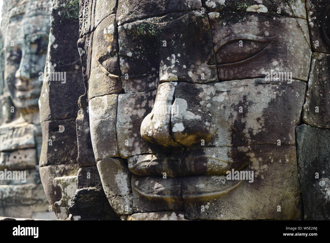 Bayon, temple d'Angkor Thom, célèbre destination de voyage, tourisme au Cambodge. Les détails des Visages de pierre et de sculptures sculptures sur roc. Le bouddhisme la méditation Banque D'Images