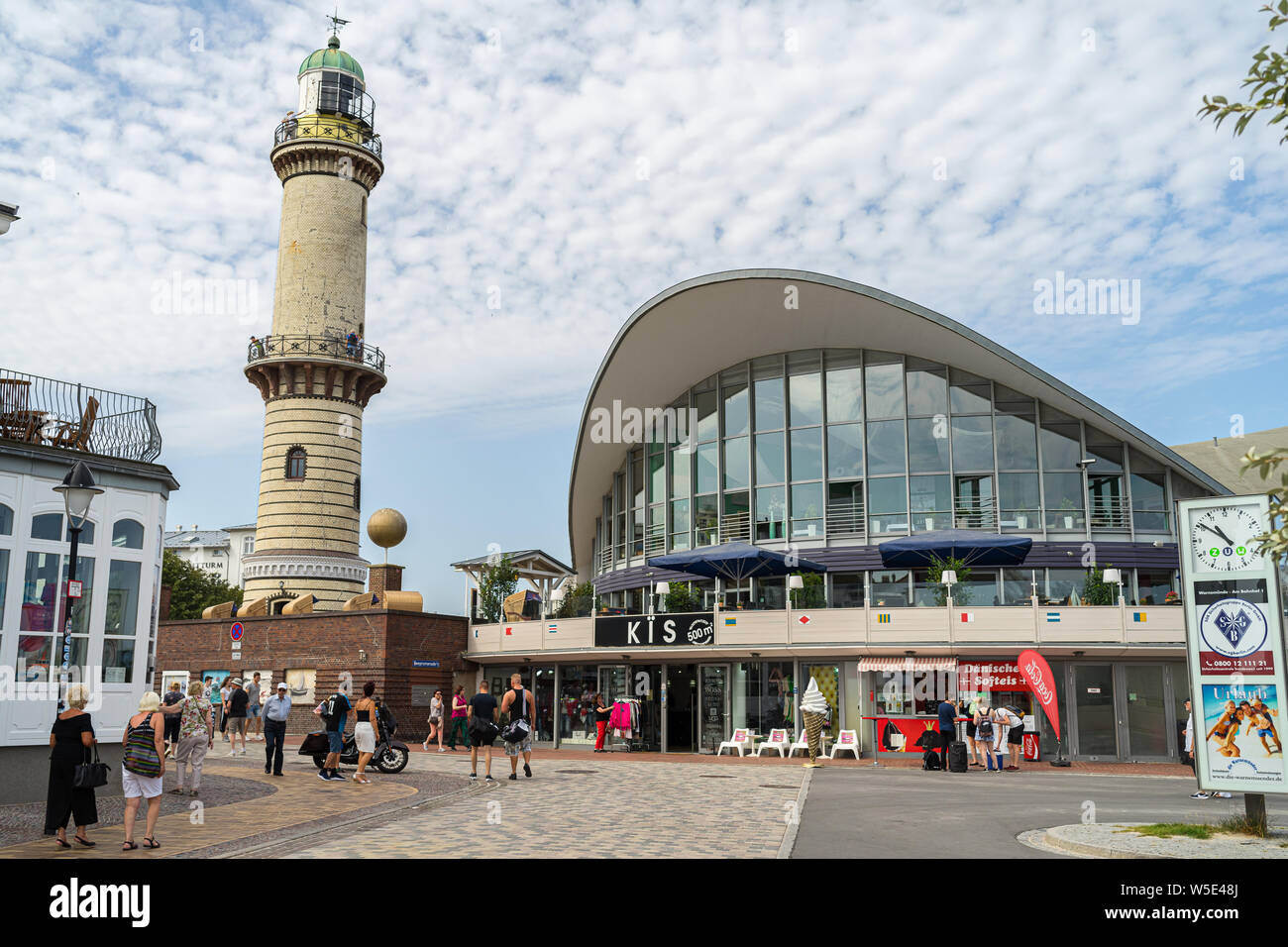 ROSTOCK (WARNEMÜNDE), ALLEMAGNE - 25 juillet 2019 : les monuments de Warnemuende, ancien phare et capacités Teepott. Banque D'Images