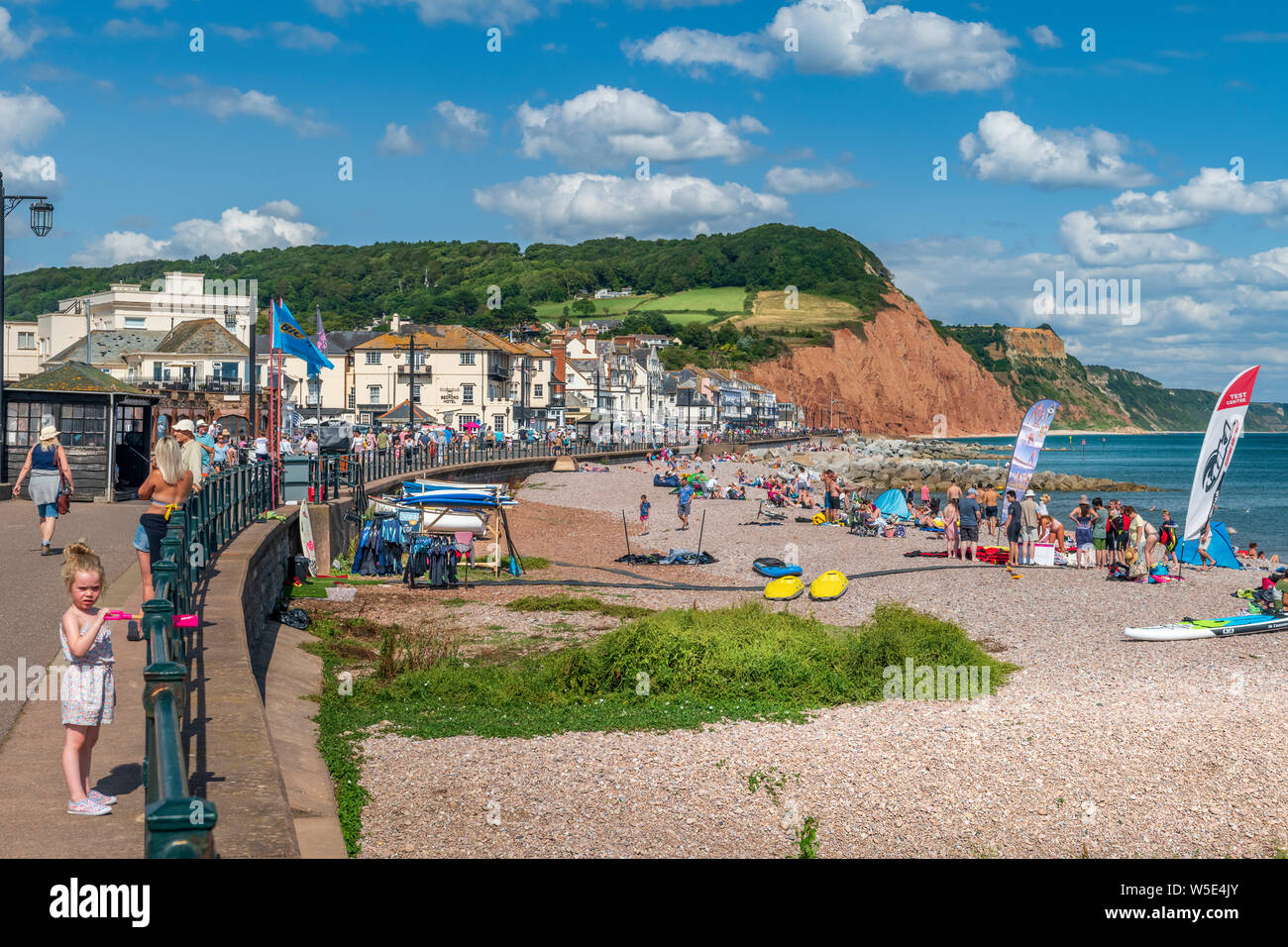 La ville de Sidmouth, South Devon, Royaume-Uni. 28 juillet 2019. Météo britannique. Avec ciel bleu et soleil, les vacanciers affluent vers la côte sud ville de Sidmouth, la passerelle de la côte jurassique. Credit : Terry Mathews/Alamy Live News Banque D'Images