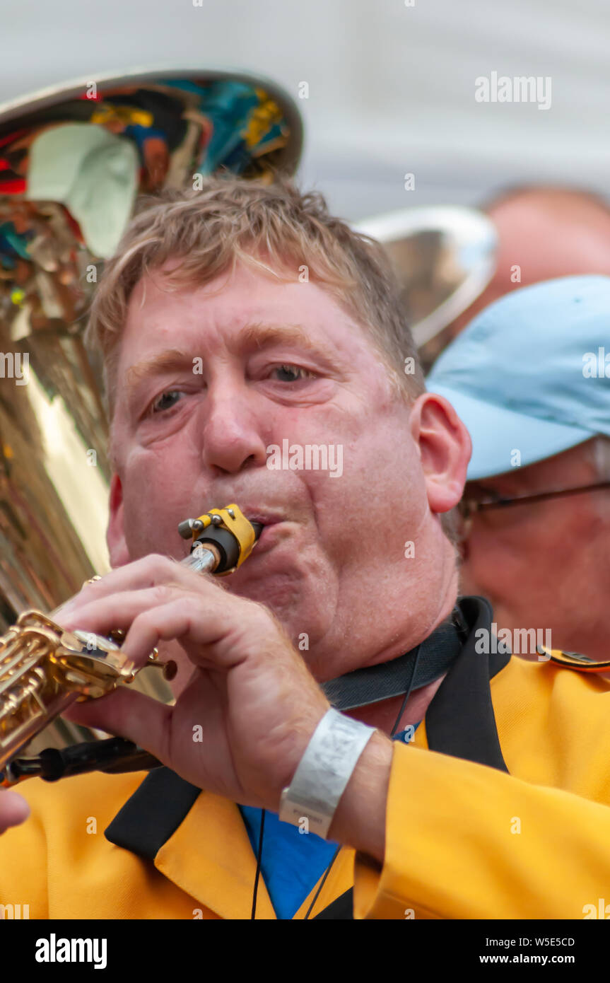 Glasgow, Ecosse, Royaume-Uni. 28 juillet, 2019. Un musicien de la bande Toeters en Bellen de Amsterdam, Pays-Bas l'exécution au cours de la Merchant City Festival.le célébrer sa troisième année, l'Encontro Street Band Festival est une co-production entre Oi Musica et SambaYaBamba, et comprend toutes les sortes de tambours, de rue de La Nouvelle-Orléans, laiton carnaval fanfare, percussions afro-brésiliennes, straight up samba et plus encore. Credit : Skully/Alamy Live News Banque D'Images