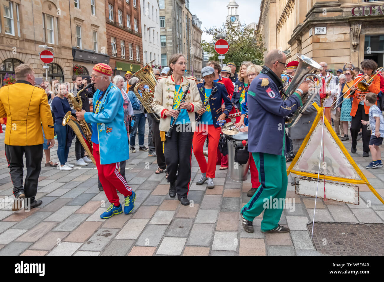 Glasgow, Ecosse, Royaume-Uni. 28 juillet, 2019. Des musiciens de la bande Toeters en Bellen de Amsterdam, Pays-Bas l'exécution au cours de la Merchant City Festival. C'est célébrer la troisième année, l'Encontro Street Band Festival est une co-production entre Oi Musica et SambaYaBamba, et comprend toutes les sortes de tambours, de rue de La Nouvelle-Orléans, laiton carnaval fanfare, percussions afro-brésiliennes, straight up samba et plus encore. Credit : Skully/Alamy Live News Banque D'Images