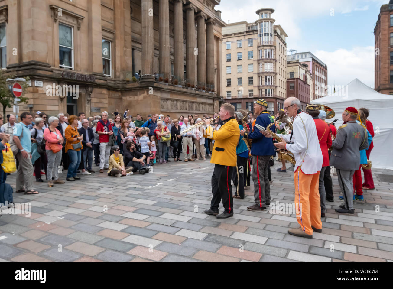 Glasgow, Ecosse, Royaume-Uni. 28 juillet, 2019. Des musiciens de la bande Toeters en Bellen de Amsterdam, Pays-Bas l'exécution au cours de la Merchant City Festival. C'est célébrer la troisième année, l'Encontro Street Band Festival est une co-production entre Oi Musica et SambaYaBamba, et comprend toutes les sortes de tambours, de rue de La Nouvelle-Orléans, laiton carnaval fanfare, percussions afro-brésiliennes, straight up samba et plus encore. Credit : Skully/Alamy Live News Banque D'Images