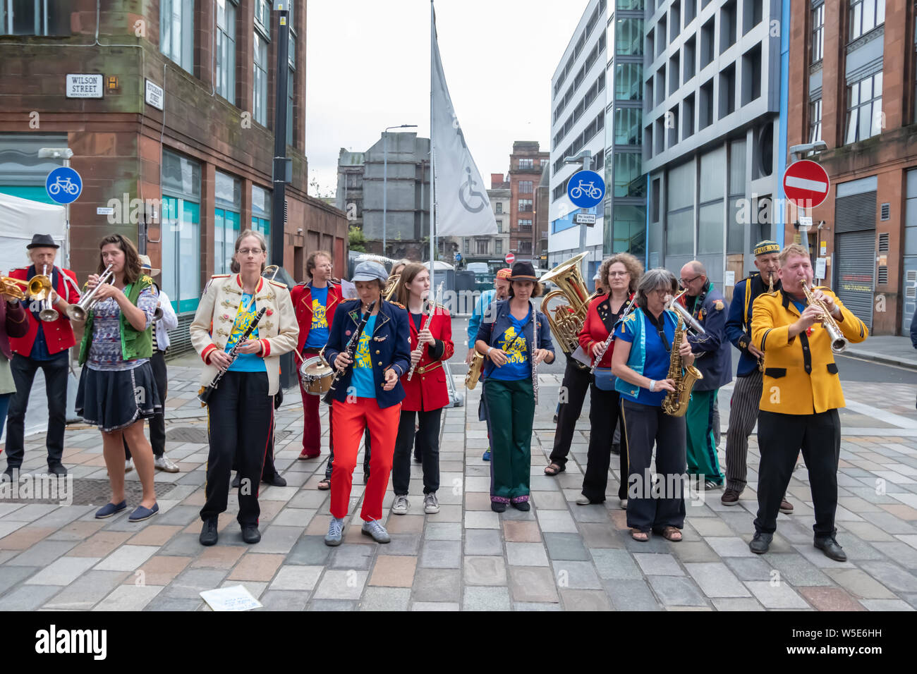 Glasgow, Ecosse, Royaume-Uni. 28 juillet, 2019. Des musiciens de la bande Toeters en Bellen de Amsterdam, Pays-Bas l'exécution au cours de la Merchant City Festival. C'est célébrer la troisième année, l'Encontro Street Band Festival est une co-production entre Oi Musica et SambaYaBamba, et comprend toutes les sortes de tambours, de rue de La Nouvelle-Orléans, laiton carnaval fanfare, percussions afro-brésiliennes, straight up samba et plus encore. Credit : Skully/Alamy Live News Banque D'Images