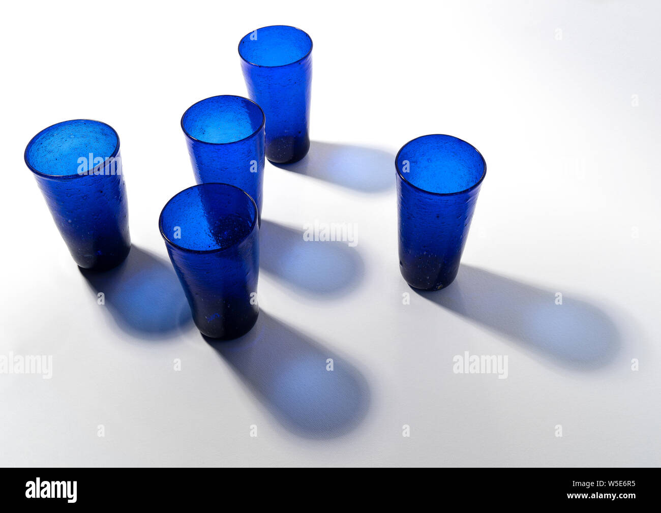 Certains verres bleu sur une surface blanche Banque D'Images