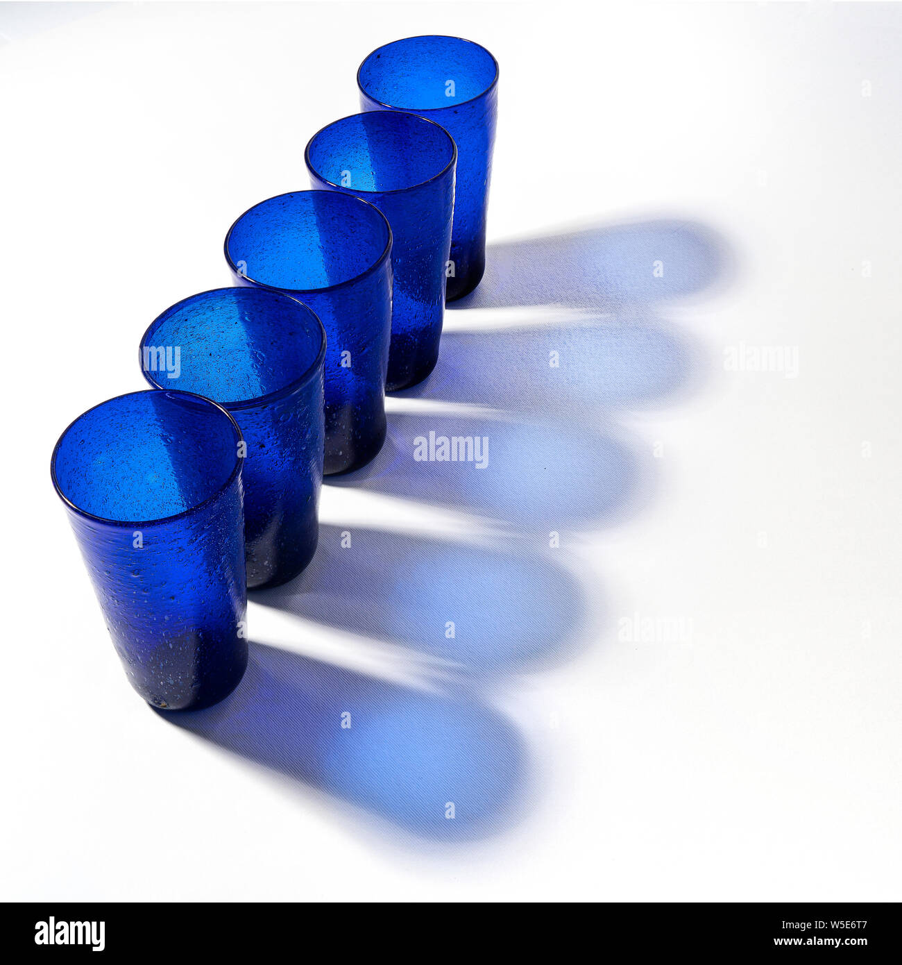 Certains verres bleu sur une surface blanche Banque D'Images