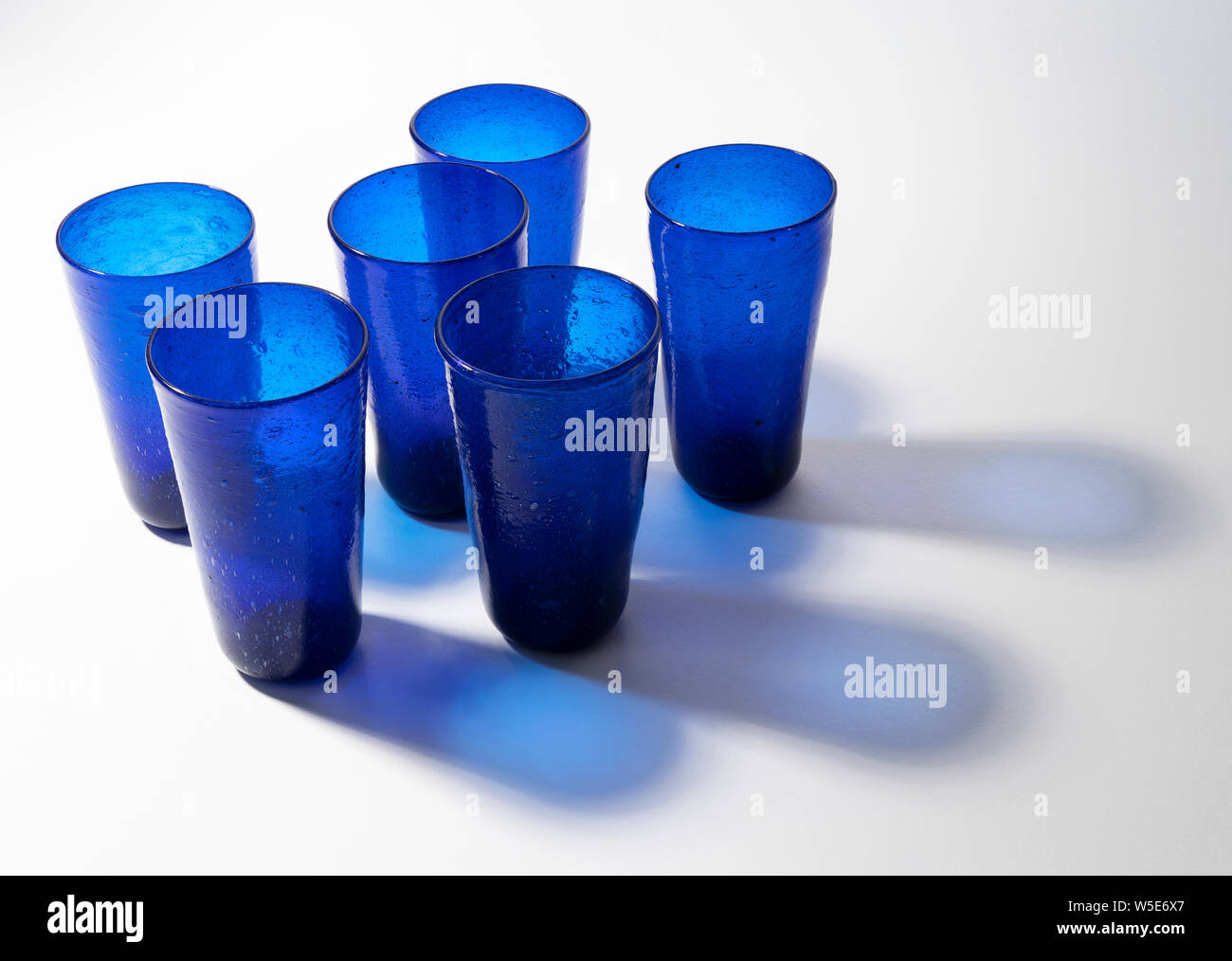 Certains verres bleu sur une surface blanche Banque D'Images