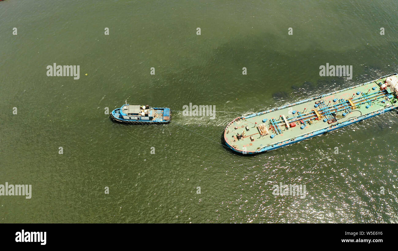 Vue aérienne de manoeuvres des remorqueurs d'autres barges ou navire. Les remorqueurs et d'un cargo sur la rivière Banque D'Images