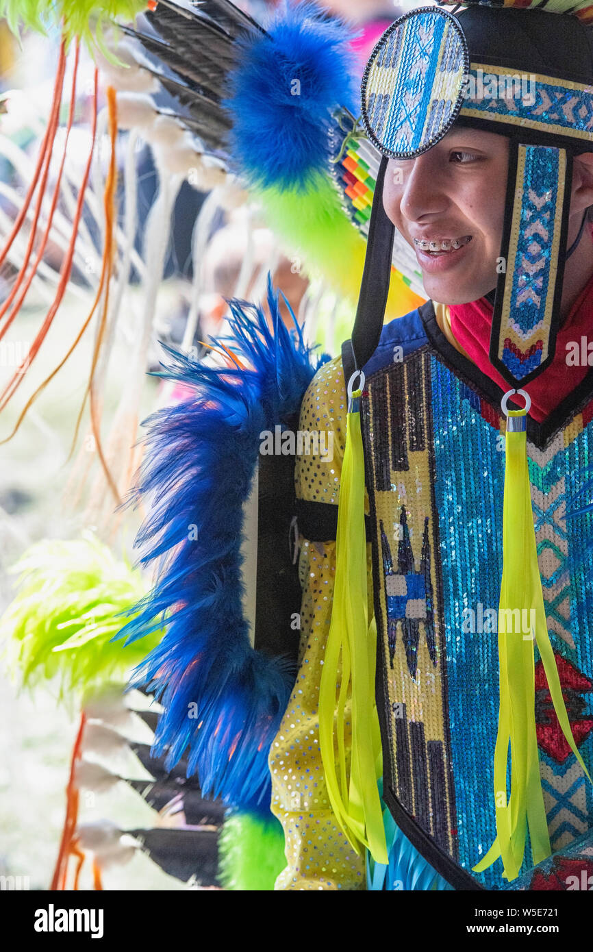 Danseurs aborigènes à la cérémonie de l'entrée principale, entrant dans le Beaver Dome.Powwow de la nation Tsuut'ina Alberta Canada Banque D'Images