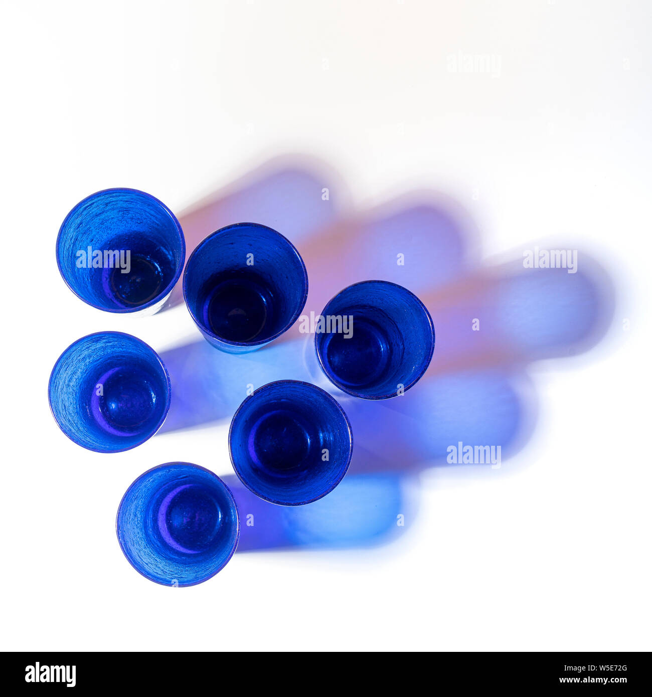 Certains verres bleu sur une surface blanche Banque D'Images