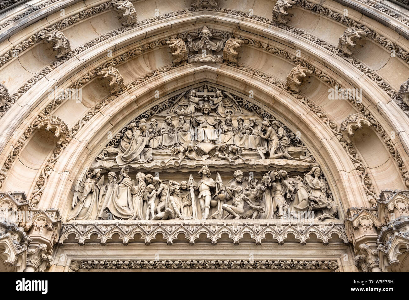 Bas-relief sculpté dans la pierre au-dessus de l'entrée de la cathédrale catholique de Saint Pierre et Paul à Visegrad. Prague. République tchèque Banque D'Images