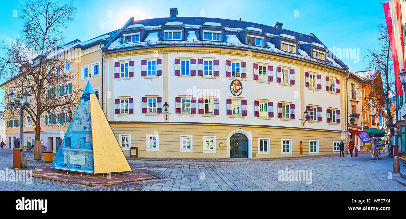 ZELL AM SEE, Autriche - 28 février 2019 - Panorama de la place 91564 avec vue sur l'édifice historique du Conseil de quartier Bezirkshauptmannschaft Banque D'Images