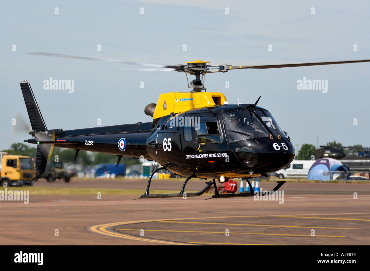 Eurocopter AS350BB DHFS Squirrel HT1 circulation près du sol de l'hélicoptère au Royal International Air Tattoo à Fairford de la RAF, au Royaume-Uni. École de pilotage d'hélicoptère de la défense Banque D'Images