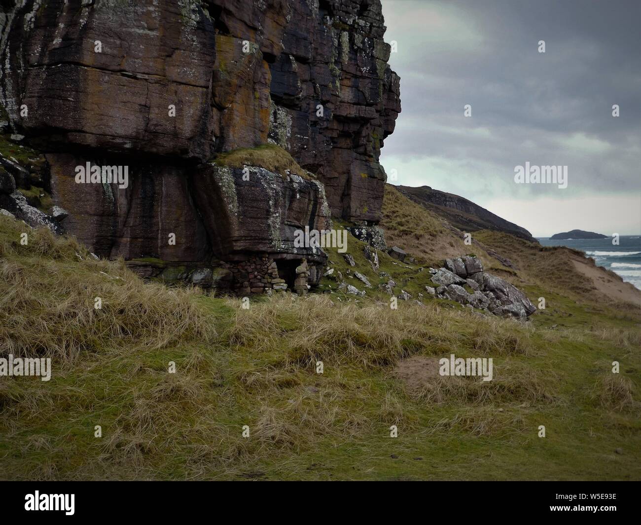 Sandwood Bay, Sutherland côte de NW de l'Écosse. Connu pour ses 1 km de long Beach, près de Cape Wrath. Au-delà des grandes dunes se trouve un loch d'eau douce. Banque D'Images