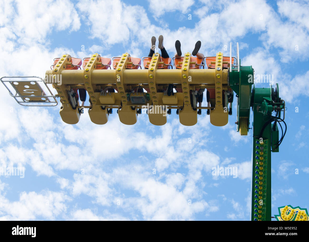 Jeune couple hétérosexuel équitation sur scary manèges dans un parc d'amusement. Les émotions, l'extrême, de la jeunesse, la joie de la vie. Temps pour deux. L'amour. Banque D'Images