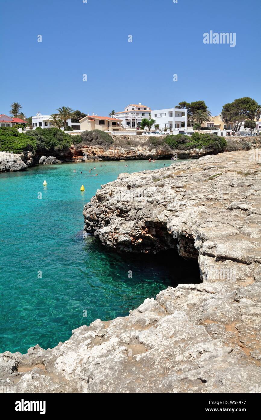 La plage de Sa Caleta et cove sur une chaude journée d'été, Ciutadella Menorca Baléares Espagne Europe Banque D'Images