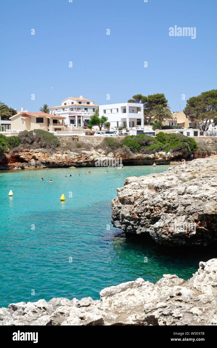 La plage de Sa Caleta et cove sur une chaude journée d'été, Ciutadella Menorca Baléares Espagne Europe Banque D'Images