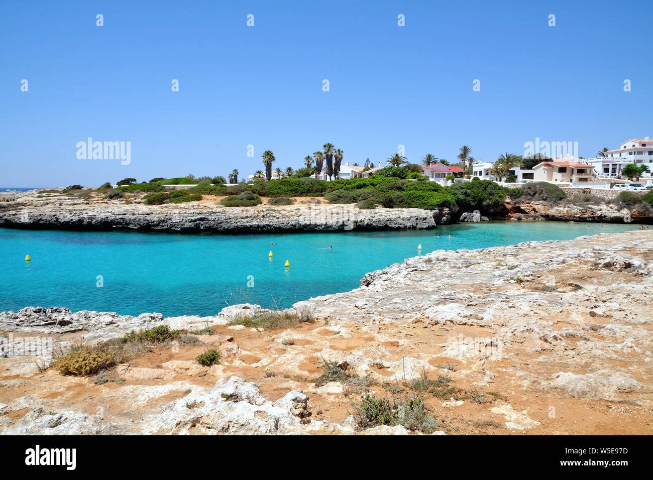 La plage de Sa Caleta et cove sur une chaude journée d'été, Ciutadella Menorca Baléares Espagne Europe Banque D'Images