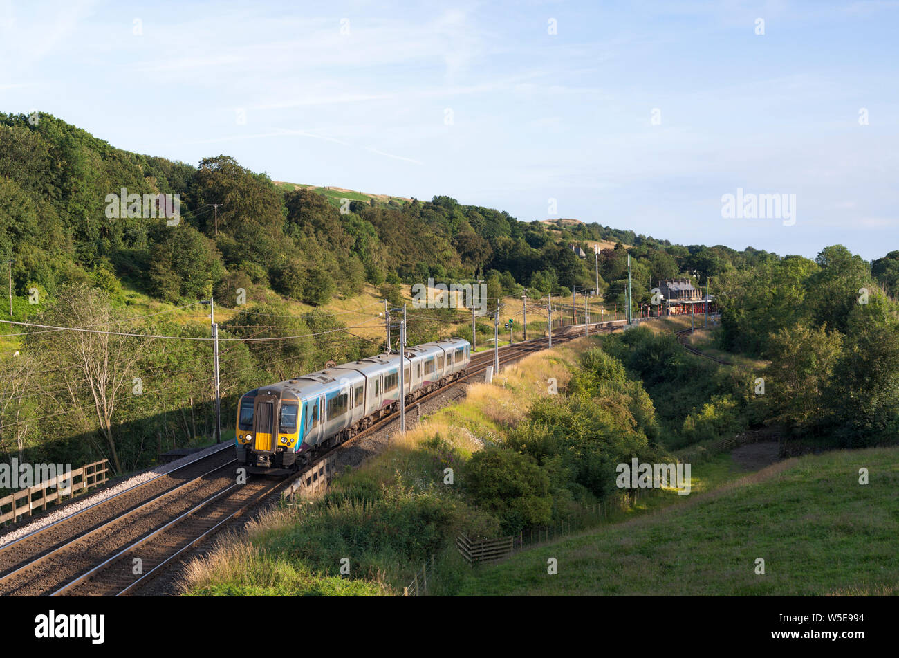 Transpennine Express first class 350 train électrique laissant Oxenholme lake district station sur la ligne principale de la côte ouest Banque D'Images