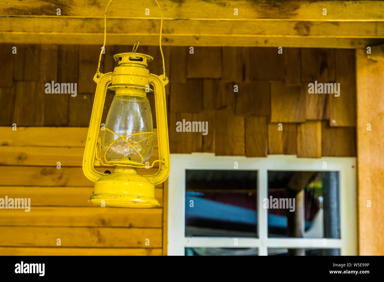 Lanterne jaune sur le toit d'un chalet, camp de base l'éclairage Banque D'Images