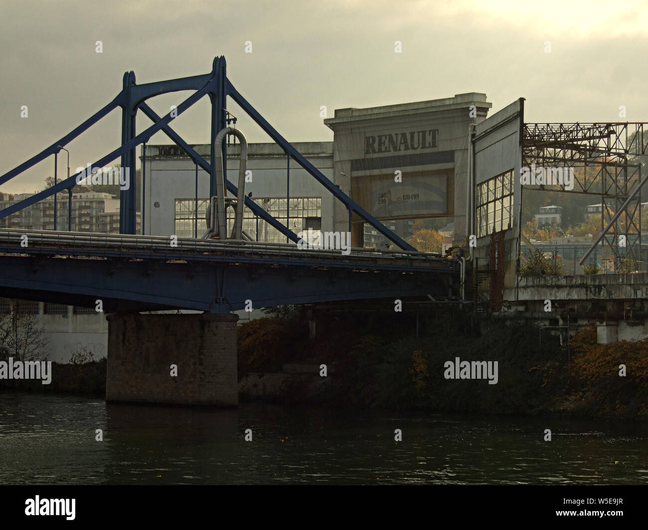 L'INDUSTRIE DE PARIS - USINE RENAULT AU COURS DE PROCESSUS DE DÉMOLITION : LA PORTE PRINCIPALE ET LE PONT SUR L'ÎLE SÉGUIN - PARIS L'histoire de l'industrie automobile française MANUFACTERER - © Frédéric Beaumont Banque D'Images