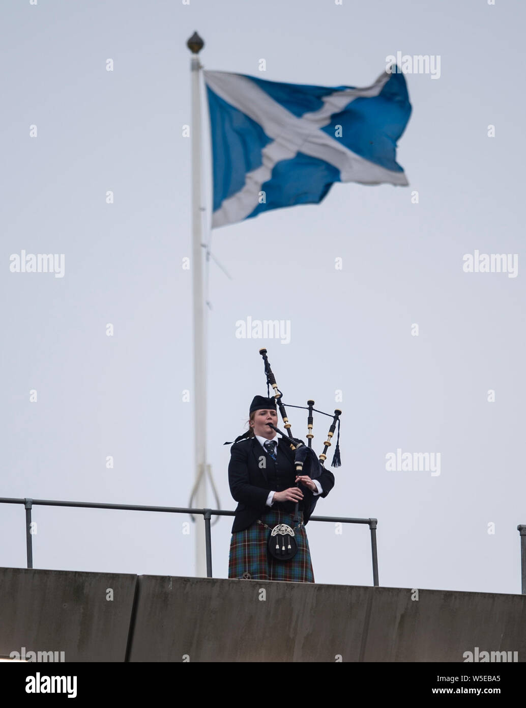 Edinburgh, Royaume-Uni. 28 juillet, 2019. Édimbourg, Écosse - 28 juillet : un piper joue Amazing Grace sur le stade prix avant le début de la match amical d'avant saison entre Liverpool FC et SSC Napoli à Murrayfield le 28 juillet 2019 à Edimbourg, Ecosse. (Photo de Alamy/Ian Jacobs) Crédit : Ian Jacobs/Alamy Live News Banque D'Images