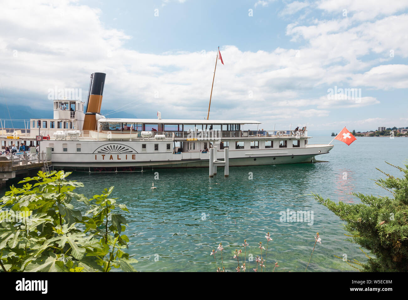 La Belle Epoque retro pédalo nommé Italie avec drapeau suisse à la poupe amarré à Montreux, lac Léman, Vaud, Suisse Banque D'Images