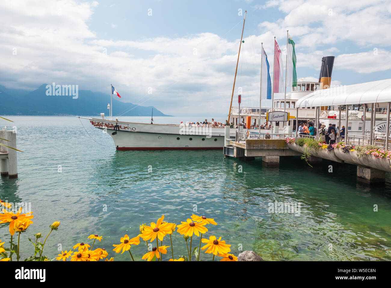 Passagers embarqués la Belle Epoque élégant rétro restauré pédalo nommé Italie amarré à Montreux, lac Léman, Vaud, Suisse Banque D'Images