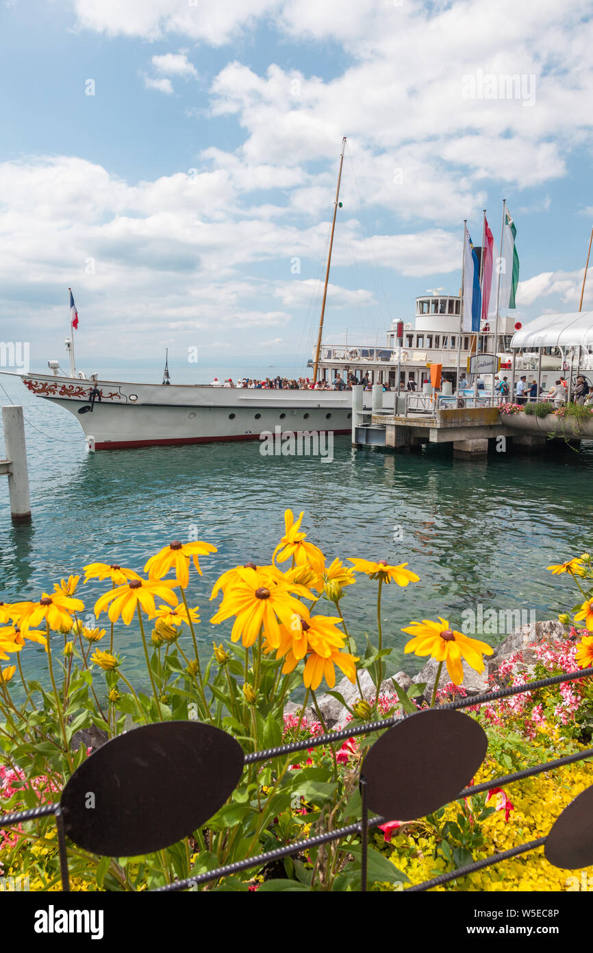 Passagers embarqués l'élégant rétro restauré pédalo nommé Italie amarré au quai de Montreux, lac Léman, Vaud, Suisse Banque D'Images