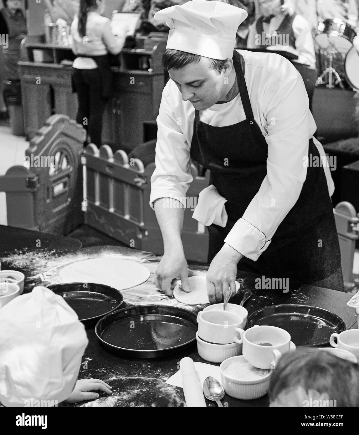 enfant cuisine gourmand cuisinier manger chef toque recette cuis Stock  Photo