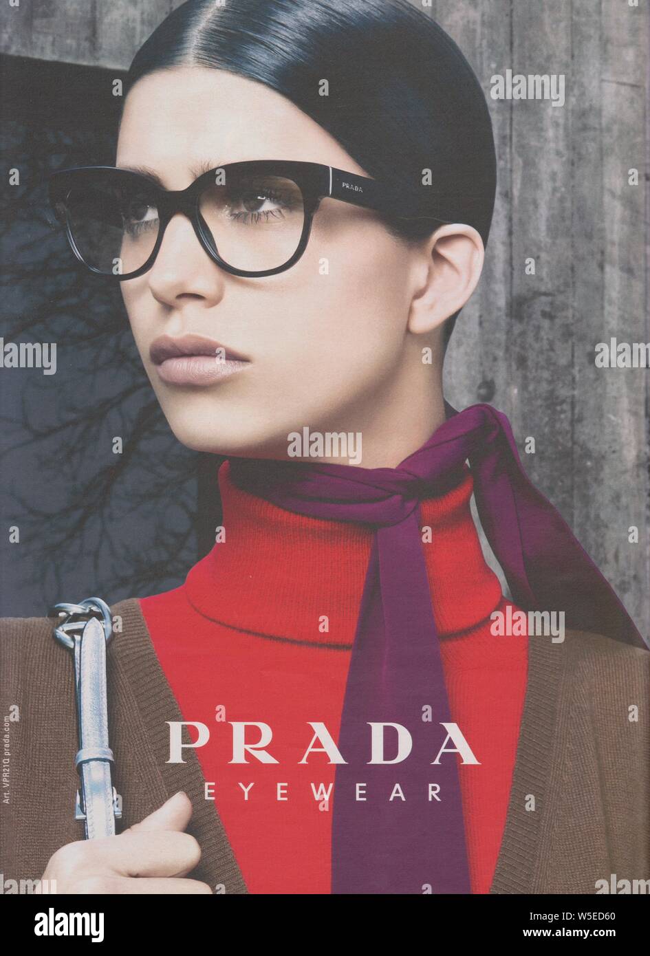 Affiche publicitaire de PRADA avec Mica Arganaraz modèle féminin en version papier du magazine de l'année 2014, une publicité, une publicité à partir d'PRADA créatifs 2010s Banque D'Images