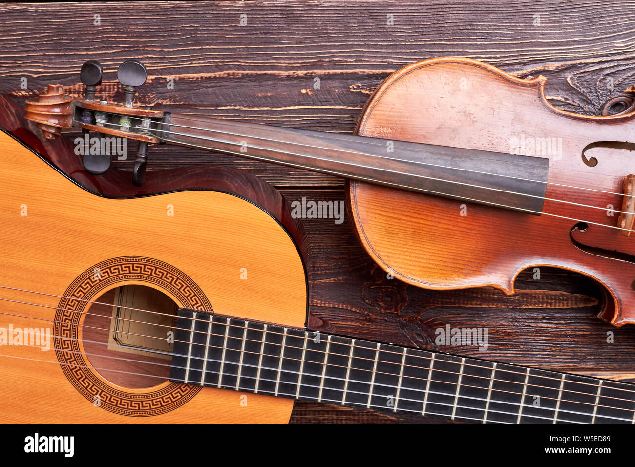 Violon et guitare sur fond de bois Photo Stock - Alamy