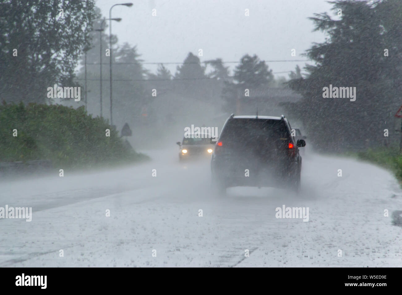 La forte tempête de forte pluie sur la route avec une faible visibilité des voitures. La notion de danger de conduire par mauvais temps Banque D'Images