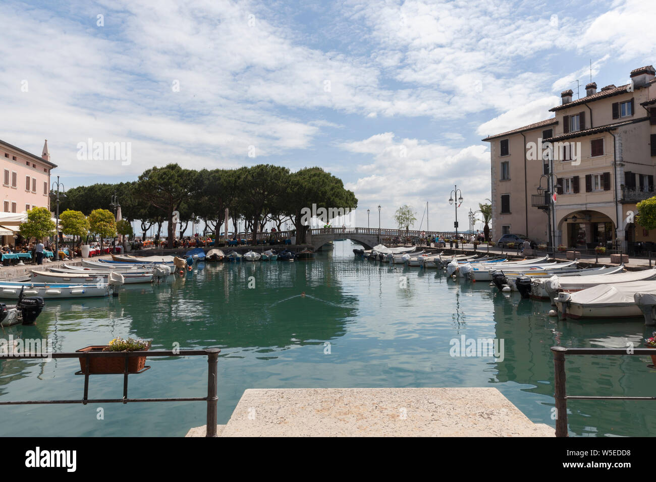 Le port de Desenzano sur une chaude journée d'été. Banque D'Images