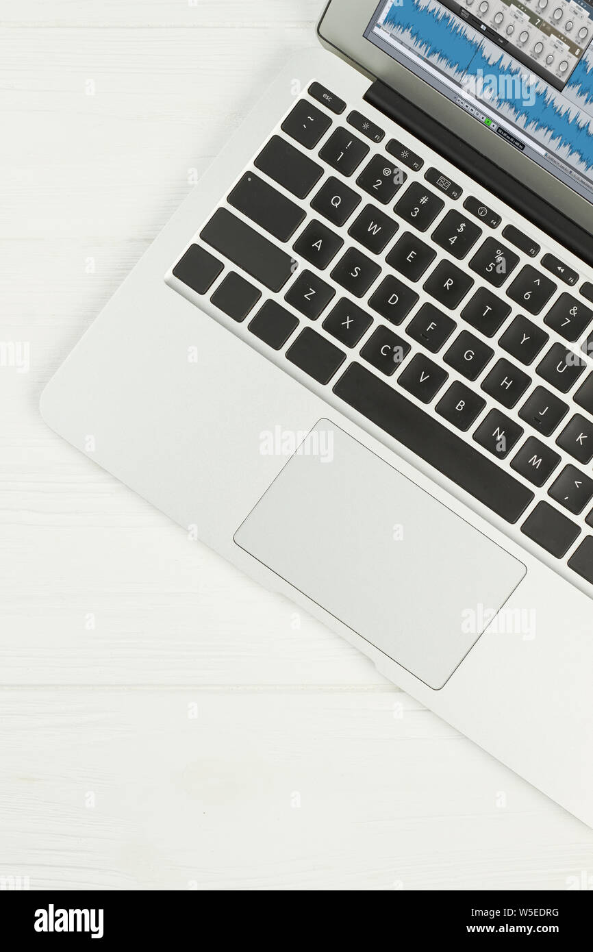 Ordinateur portable argenté sur fond blanc. Banque D'Images