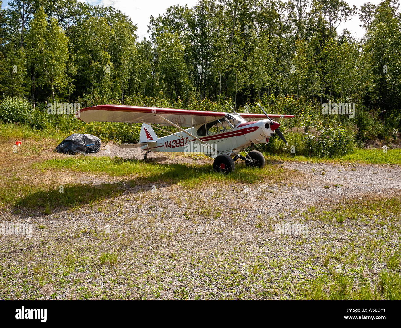 Vol de Piper Super Cub de l'aéroport de Anchorage Lake Hood PALH à Alexander Creek. Rivière Susitna, point Mackenzie. Entrée de cuisson. Pneus de toundra. Plan de bague. Banque D'Images