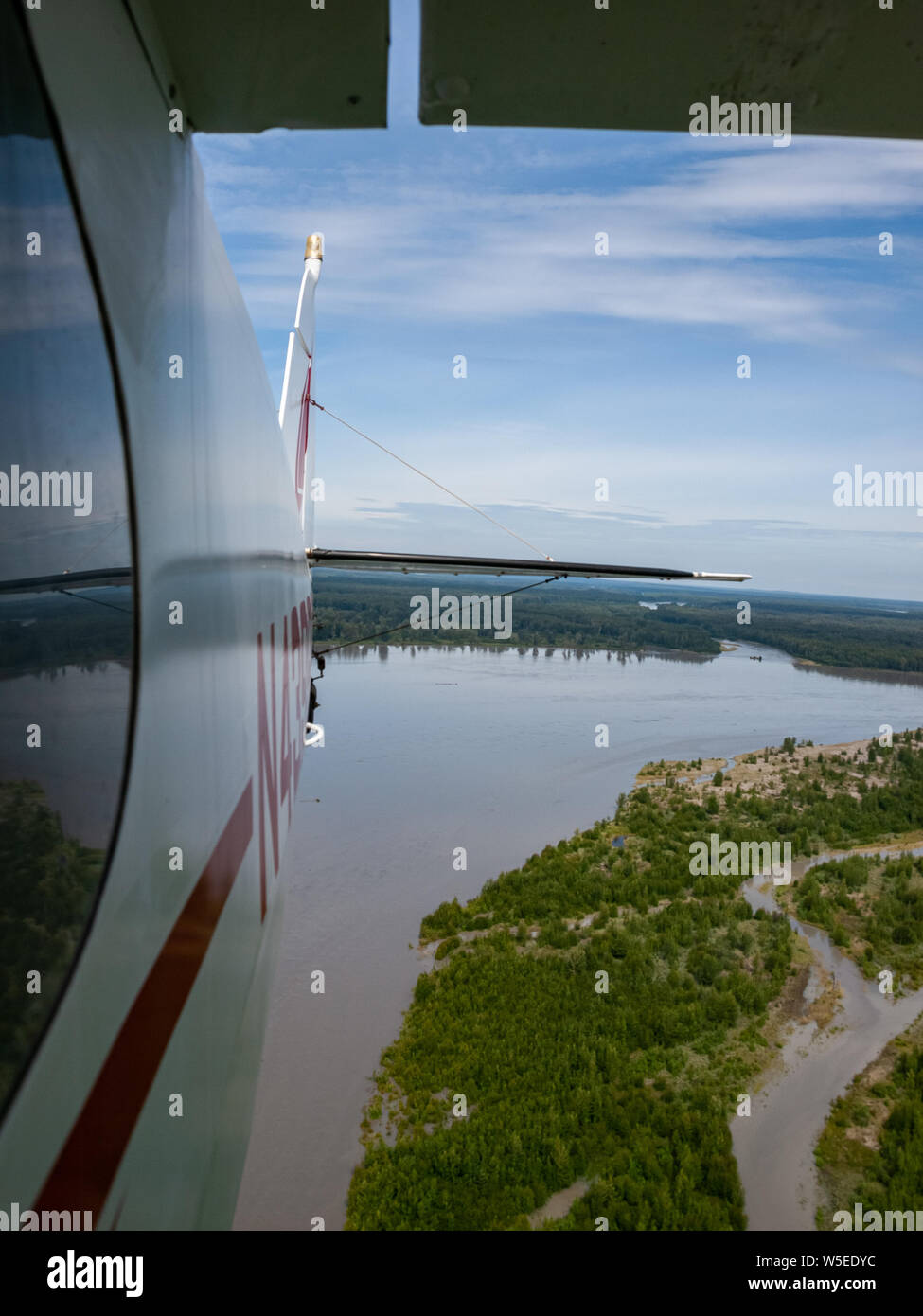 Vol de Piper Super Cub de l'aéroport de Anchorage Lake Hood PALH à Alexander Creek. Rivière Susitna, point Mackenzie. Entrée de cuisson. Pneus de toundra. Plan de bague. Banque D'Images